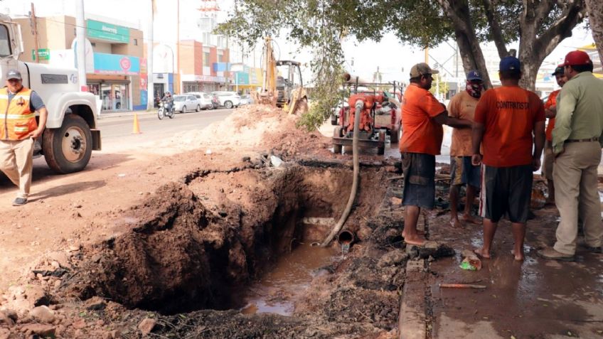 Centro de Ciudad Obregón se inunda por tubería rota; empresa contratista lo resuelve