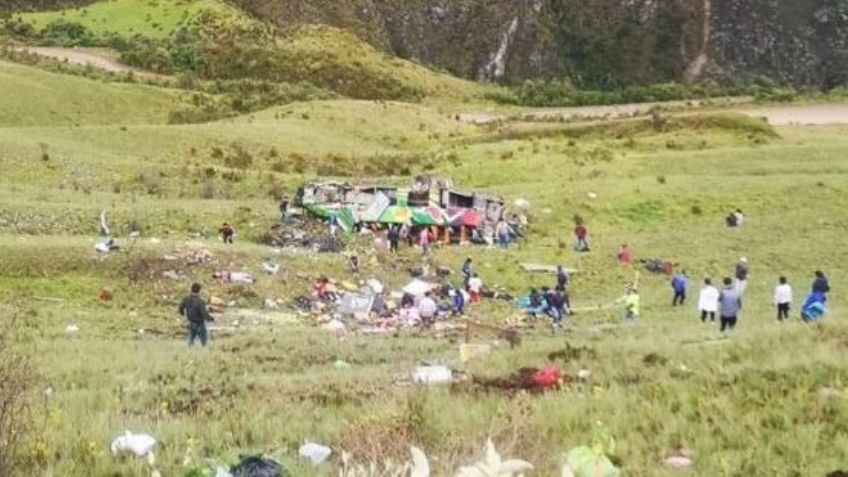 Perú: Autobús de pasajeros se descarrila y cae al abismo; reportan 20 víctimas mortales