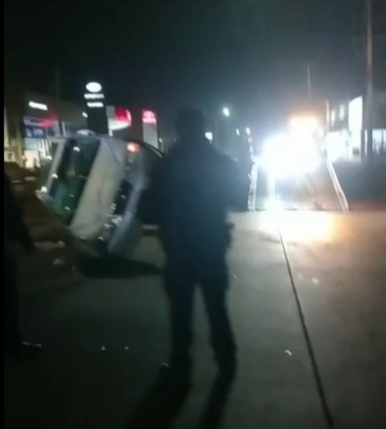 En la imagen, autoridades se movilizaron para socorrer a la víctima del accidente vehicular en Ciudad Obregón