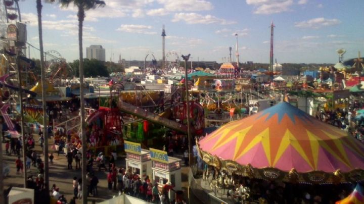 Niña de 7 años cae más de 10 metros desde juego mecánico en feria de Florida