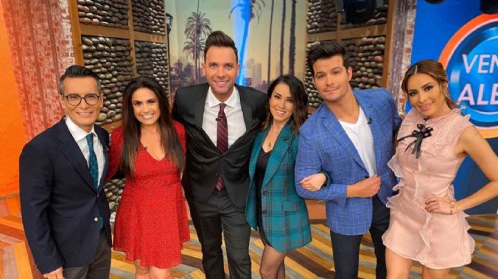 Conductor de 'VLA' impacta a TV Azteca tras publicar FOTO con su esposa ¡desde la cama!