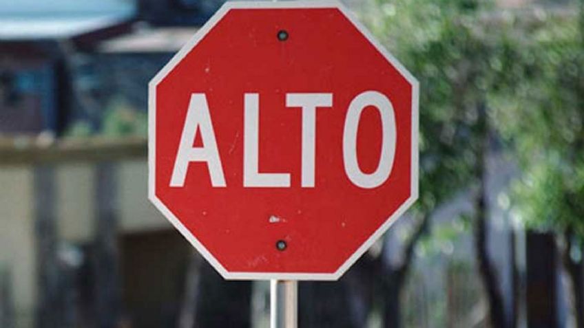 Por pasarse el alto, provoca aparatoso accidente en colonia Juárez de Navojoa