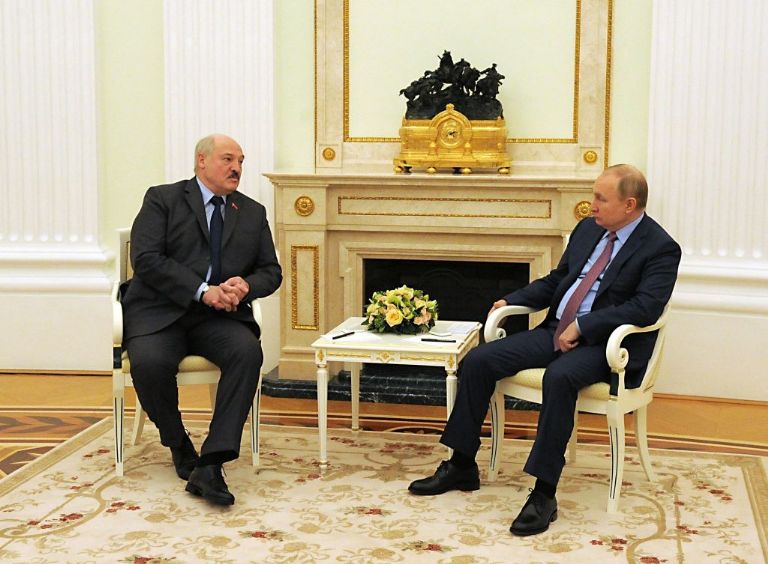 En la imagen, el presidente de Bielorrusia y de Rusia reunidos este jueves
