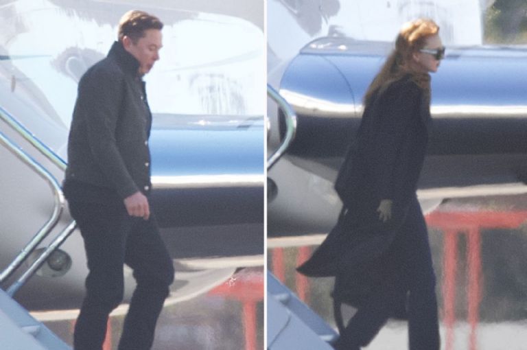 En la imagen, Elon Musk y Natasha Bassett descendieron del jet privado del multimillonario en LA, California