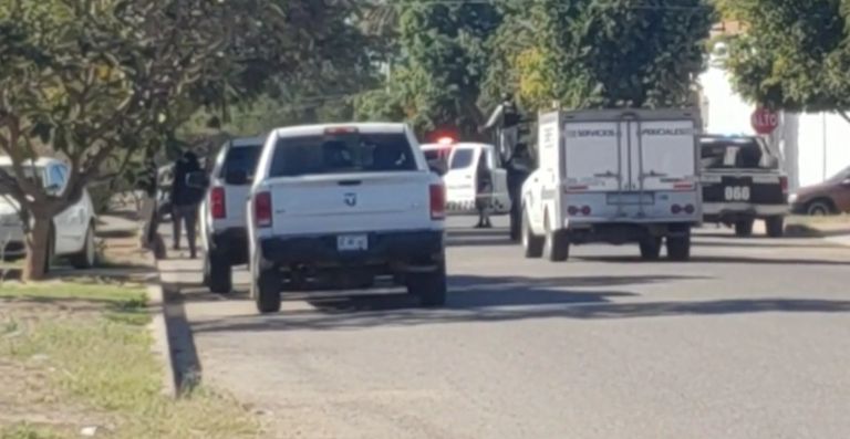 En la imagen, elementos de Servicios Periciales de la FGJE se movilizaron para levantar el cuerpo de la víctima