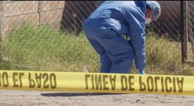 En la imagen, agentes de Servicios Periciales recogen los indicios balísticos de la escena