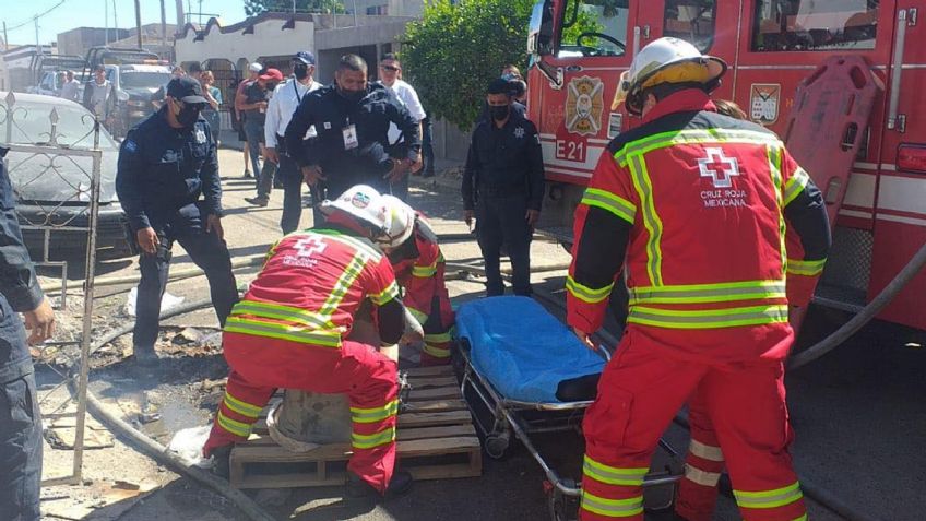 VIDEO: Así rescataron policías de Hermosillo a señor con discapacidad de casa en llamas