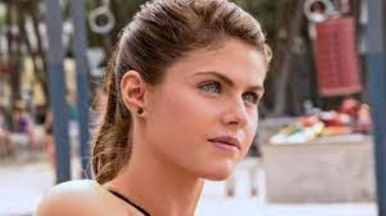En la imagen, Alexandra Daddario, actriz de EU