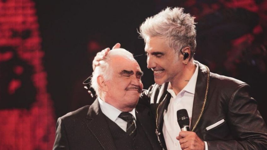 'El Potrillo' visita la estatua de Vicente Fernández y manda conmovedor mensaje: "Nunca es tarde"