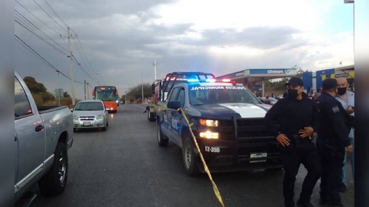 Sobre la banqueta, localizan el cadáver de un hombre con un impacto de bala