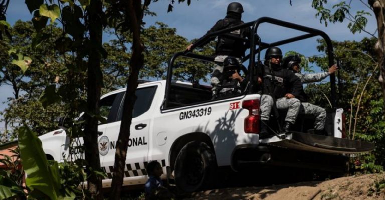 Autoridades llegan al sitio del crimen