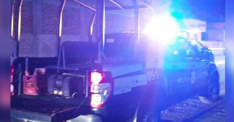 Autoridades llegan al sitio del crimen