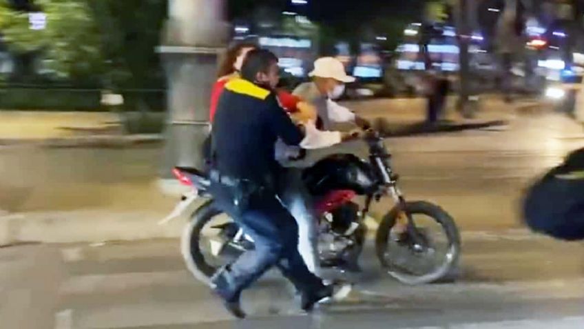 VIDEO: Policía detiene a jalones a motociclista que intentó escapar en Ciudad de México