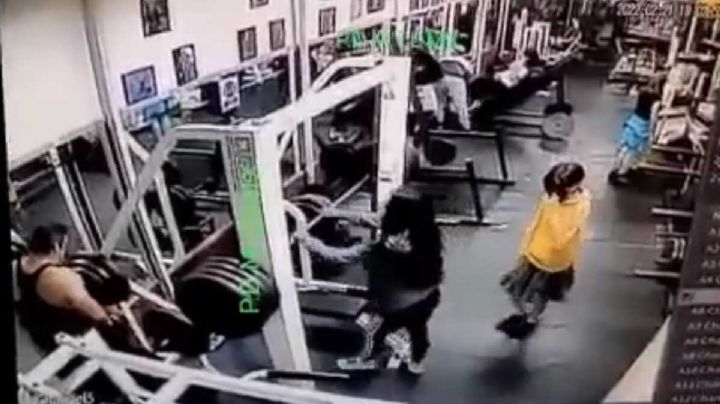 VIDEO: Captan los últimos momentos de mujer que murió al caerle pesa en gimnasio de la CDMX