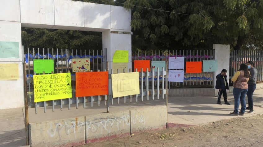 Padres de estudiantes se manifiestan frente a primaria de Cajeme; exigen regreso a las aulas