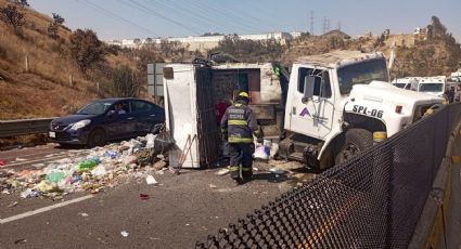Estado de México: Volcadura de camión de basura deja saldo de dos muertos y cuatro heridos