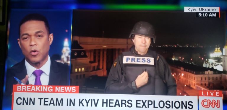 En la imagen, reportero de CNN se pone el chaleco antibalas tras detonaciones en Kiev, Ucrania