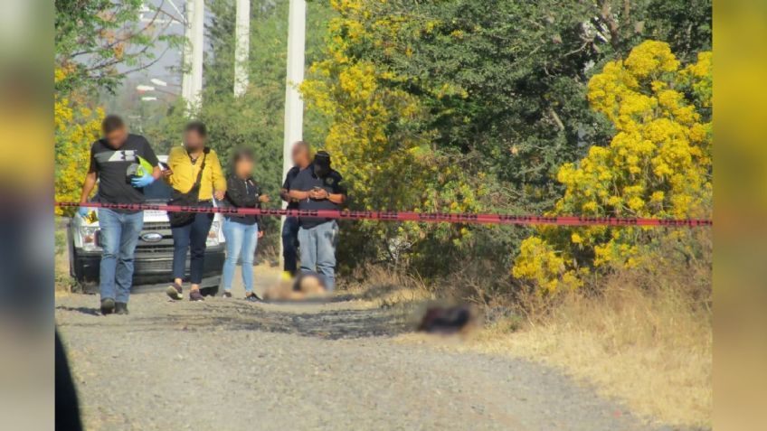 Delincuentes asesinan a pareja y la abandonan sobre un camino de terracería