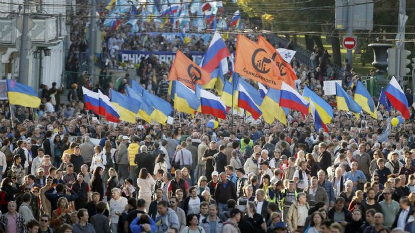 Rusos condenan las acciones de Putin en Ucrania y salen a manifestarse; cientos son detenidos