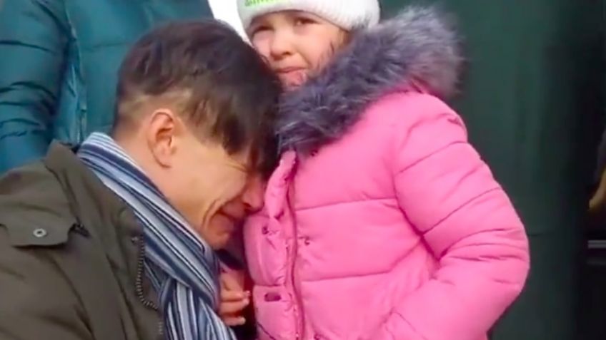 (VIDEO) Desgarrador: Entre lágrimas, hombre se despide de su familia para quedarse a luchar por Ucrania