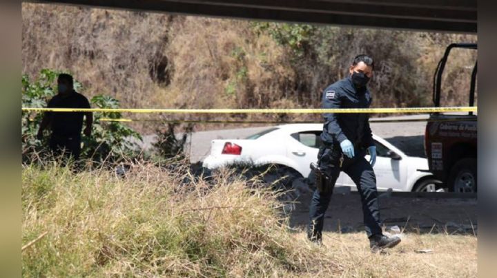 Localizan dos cuerpos 'embolsados' debajo de un puente; les colocaron un 'narcomensaje'