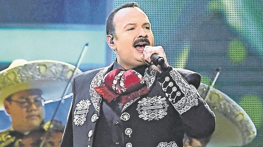 FOTO: Pepe Aguilar llega a los Premios Lo Nuestro con inesperado acompañante