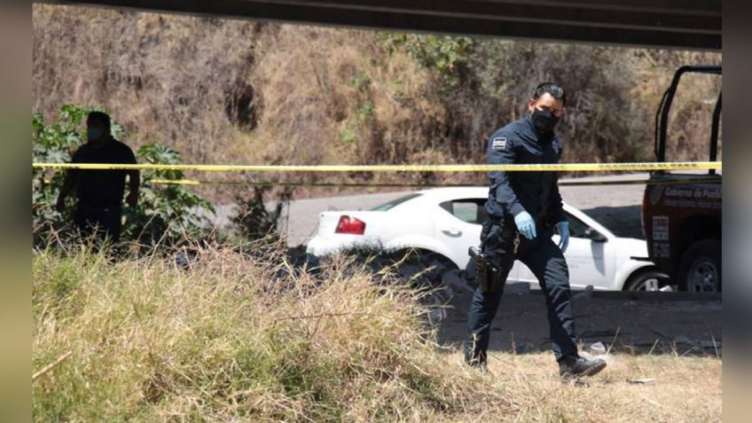 Localizan dos cuerpos 'embolsados' debajo de un puente; les colocaron un 'narcomensaje'