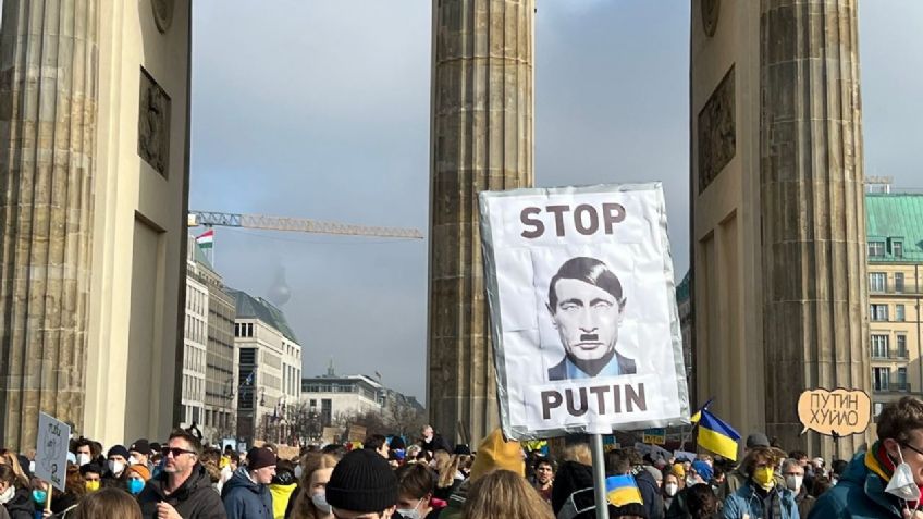 Manifestantes toman calles en Alemania; protestan contra Putin a quien comparan con Hitler