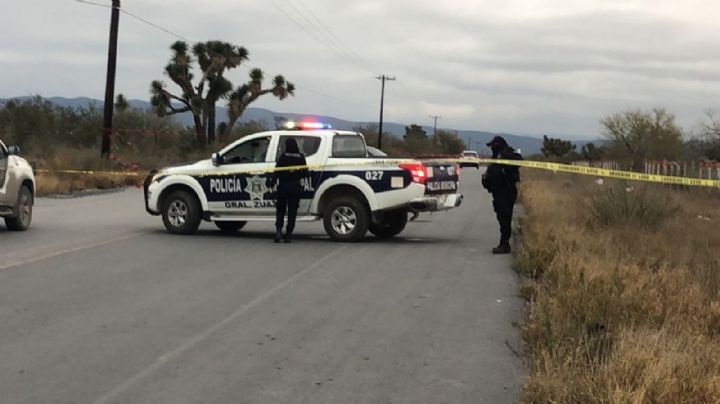Pólvora en NL: A la orilla de una autopista, autoridades hallan cadáver con múltiples impactos de bala