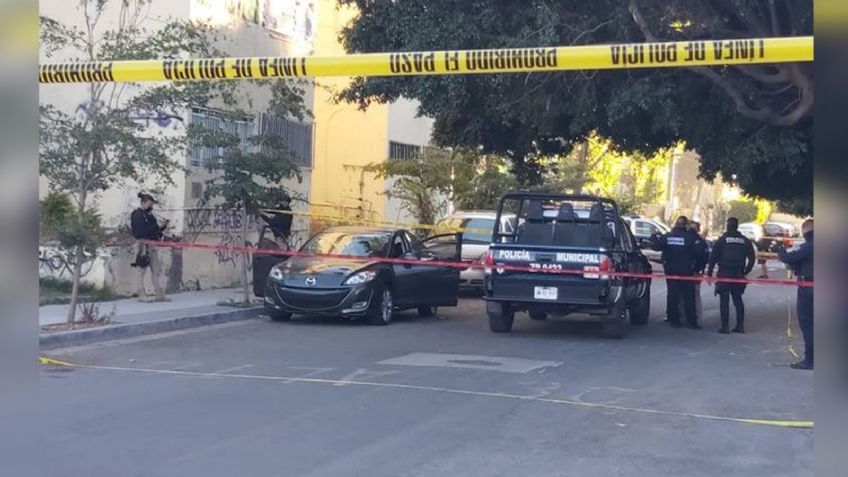 Suenan las armas en Zapopan: Ejecutan a un hombre que iba a bordo de un vehículo