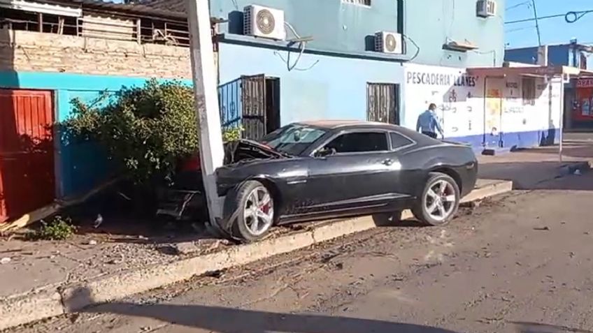 Auto deportivo se impacta contra poste de luz al sur de Ciudad Obregón; el conductor huyó