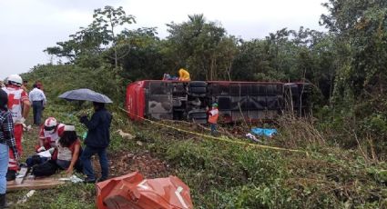 Reportan 8 personas sin vida tras volcadura de un autobús en la carretera Mérida-Cancún