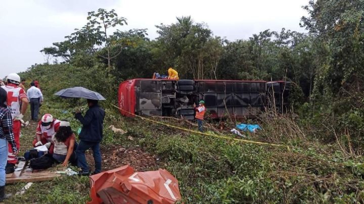 Reportan 8 personas sin vida tras volcadura de un autobús en la carretera Mérida-Cancún