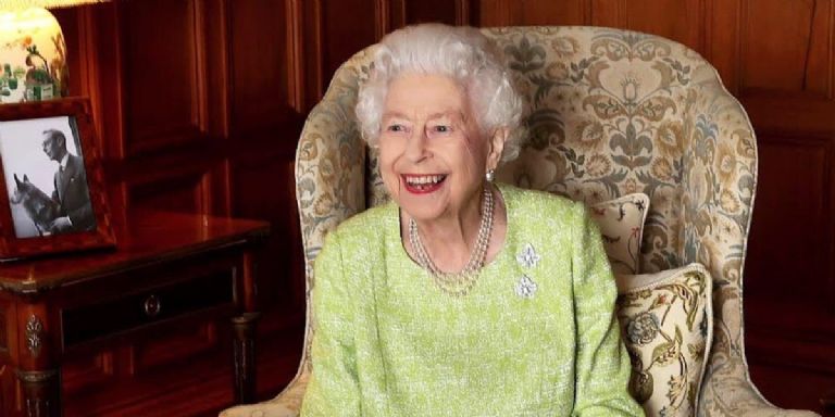 En la imagen, la Reina Isabel II, quien hace unos días celebró 70 años en el trono celebró