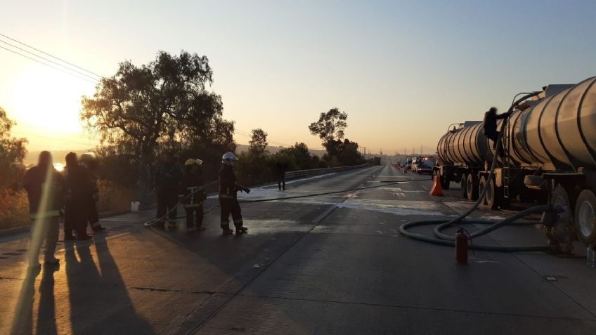 ¡Precaución! Volcadura moviliza autoridades y provoca cierre de la autopista México-Querétaro