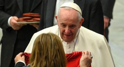 Papa Francisco recibe playera de Cristiano Ronaldo de manos de la madre del portugués