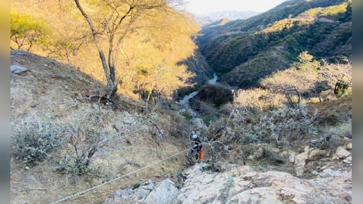 Al fondo de un barranco, localizan cuerpo masculino; tenía un balazo en la cabeza