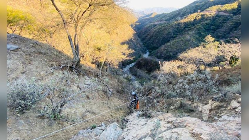 Al fondo de un barranco, localizan cuerpo masculino; tenía un balazo en la cabeza