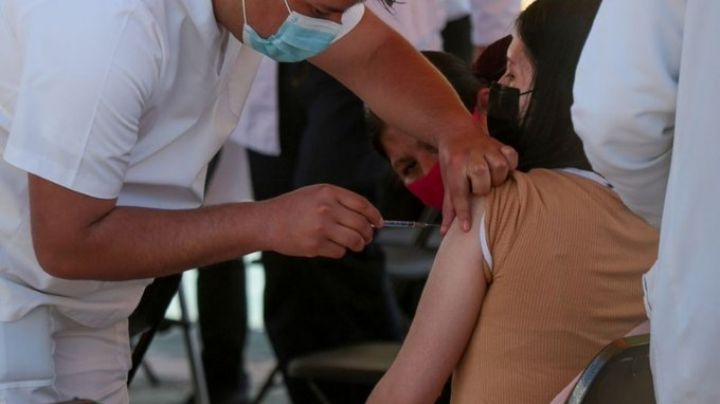 ¡Prepara tu formato! CDMX anuncia fechas y sedes para vacunar a rezagados contra Covid-19