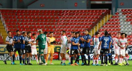 Se abrazan por la paz: Futbolistas del Necaxa y Querétaro detienen el partido al minuto 62'
