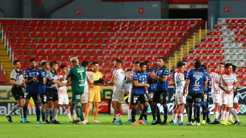 Se abrazan por la paz: Futbolistas del Necaxa y Querétaro detienen el partido al minuto 62'