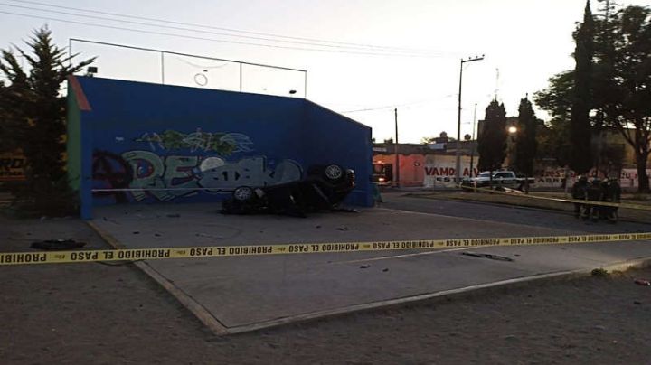 Brutal accidente: Auto colisiona contra cancha; reportan una víctima mortal y una lesionada