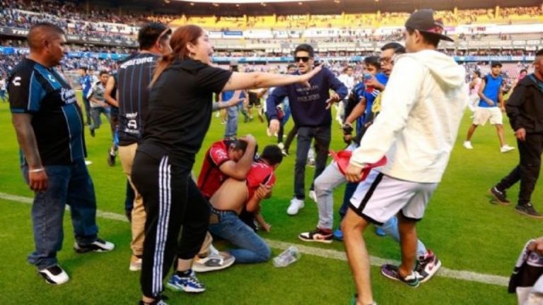 En la imagen, una de las tantas fotografías que circuló en redes sobre la pelea en el Estadio Corregidora el pasado 5 de marzo