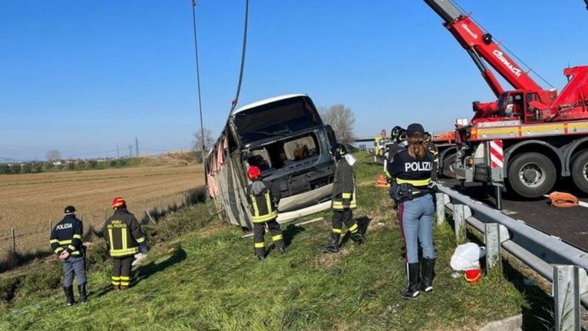 Intentan huir de la Guerra en Ucrania y su autobús sufre brutal accidente; una mujer muere