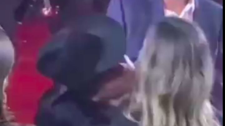 VIDEO: ¿Como Lalo Mora? Tunden a Remmy Valenzuela por tratar de besar a una fan