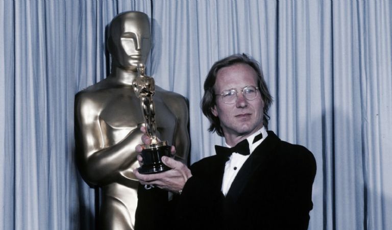 En la imagen, William Hurt recibiendo su Óscar en 1985