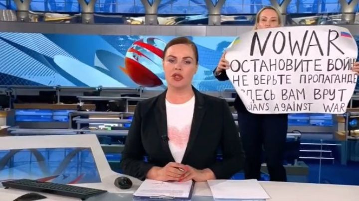 Periodista rusa irrumpe noticiero en vivo para protestar contra la guerra; la reportan desaparecida
