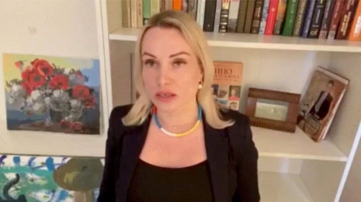 Rusia revela de cuánto fue multa a periodista que irrumpió en noticiero estatal; Francia ofrece asilo