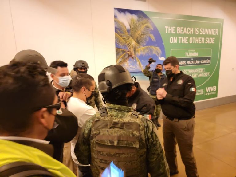 En la imagen, entregan a 'El Huevo', presunto líder del Cártel del Noroeste, a autoridades de EU este martes