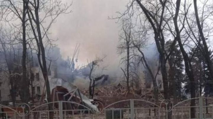 ¡Terrible! Tropas rusas atacan teatro de Mariúpol; servía como refugio de centenares de civiles